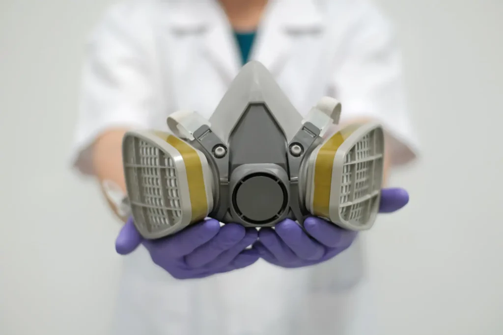 Half mask respirator with replaceable filters