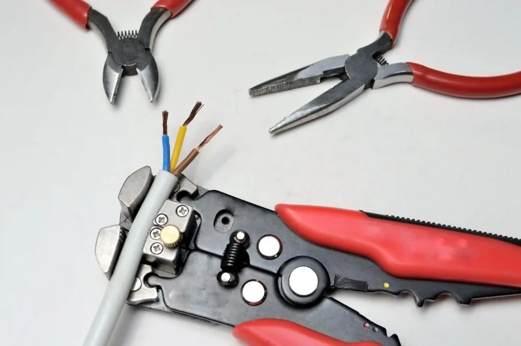 Hydraulic tools for offshore bolt tightening