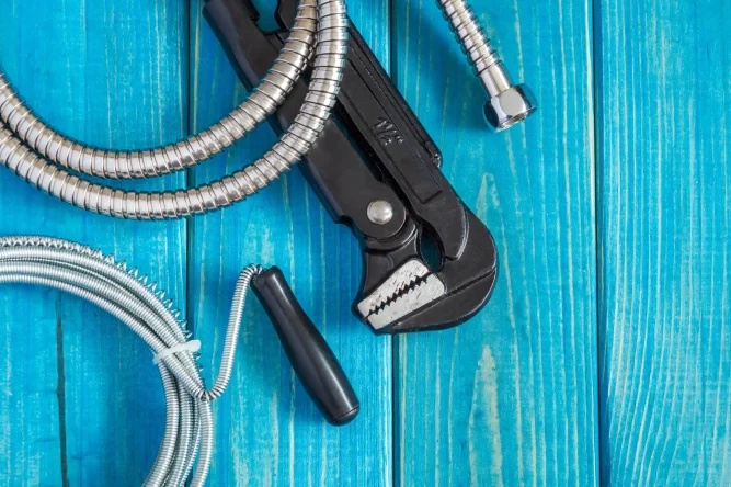 Pipe cutting tools for offshore pipelines