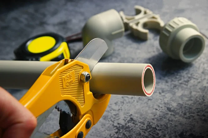 Pipe cutting tools for offshore pipelines