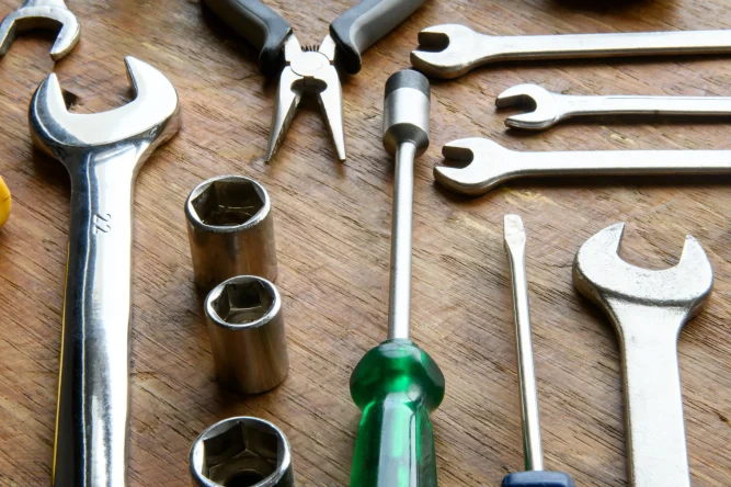 Torque wrenches for precision pipeline fittings