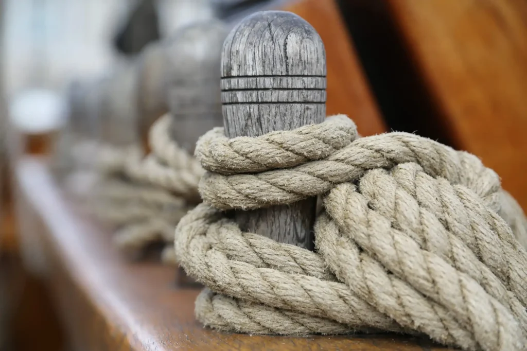 Bow shackle for rigging and anchoring